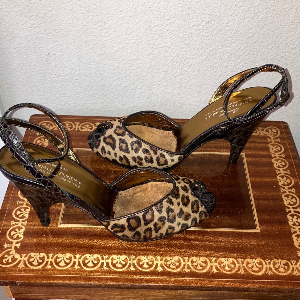 New 8 Donald Pliner cheetah heels wedges